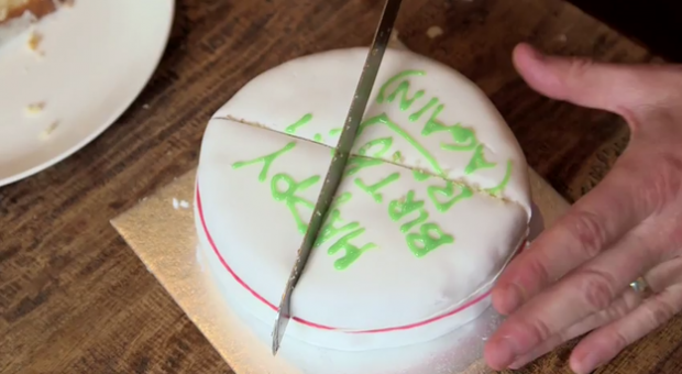 Então agora você sabe como cortar o bolo e mantê-lo com a mesma textura que tinha antes de cortar.