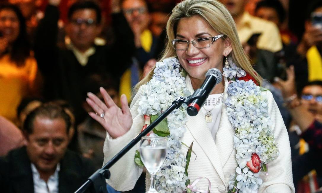 Presidenta interina da Bolívia desiste de candidatura e convoca bolivianos contra Morales