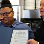 Garçonete flagrada ajudando idoso viraliza e é recompensada com bolsa de estudos em universidade | Metro Jornal